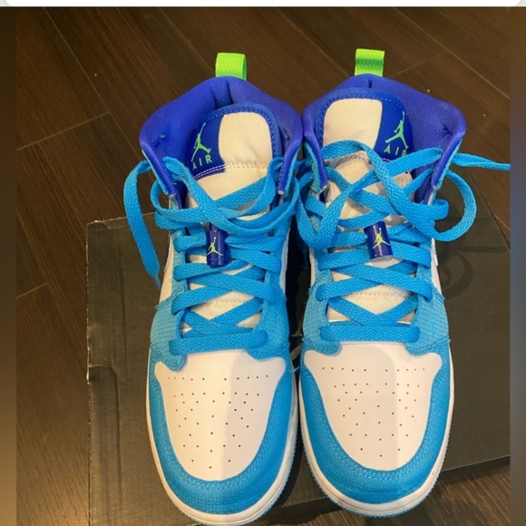 - GS Air Jordan 1 Mid SE - Picture 3 of 6